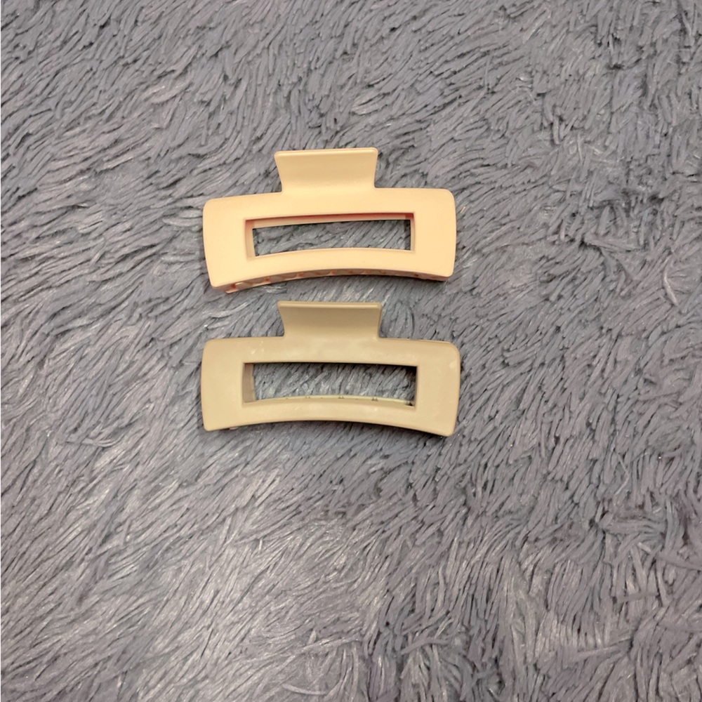 Green a beige claw clips